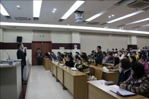 公海贵宾会5500iii股份董事长、益谦文化创始人汤传忠走进高校指导大学生就业